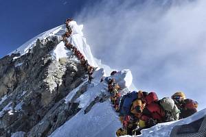 Horolezci při výstupu na Mount Everest na snímku z 22. května 2019.