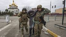 Ukrajinští vojáci pomáhají poraněné seniorce