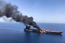 Hořící ropný tanker v Ománském zálivu poblíž Hormuzského průlivu.