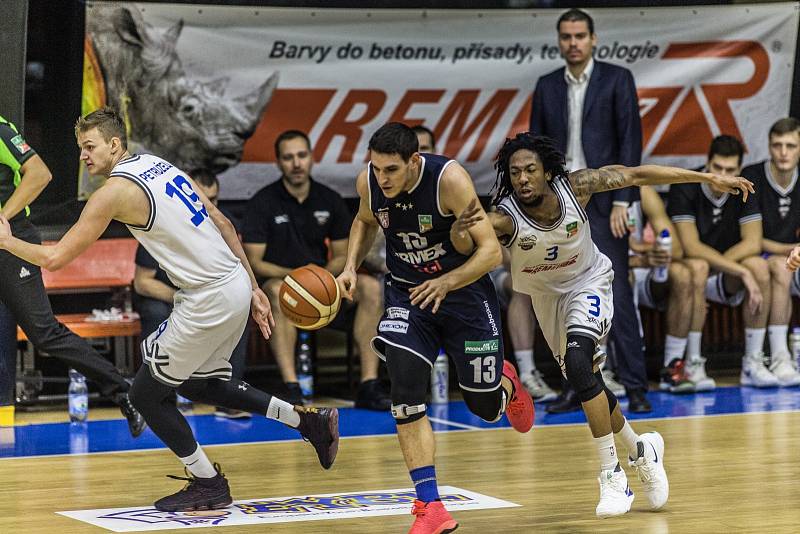 Momentka z utkání basketbalové Kooperativa NBL mezi USK Praha a Děčínem.