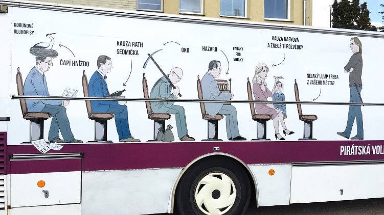 Vězeňský volební autobus Pirátů