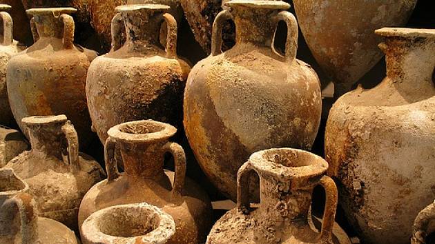 Starobylé amfory, podobné těm, které byly nalezeny na Sicílii