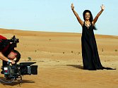 Zpěvačka Lucie Bílá během natáčení videoklipu v poušti nedaleko Dubaje. 
