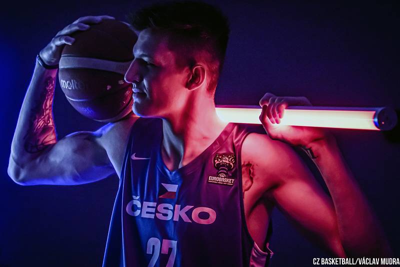 Čeští dlouháni se před domácím EuroBasketem ocitli v trochu jiném světle.