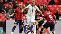 Anglický útočník Harry Kane se probíjí českou obranou v utkání mezi Anglií a Českem
