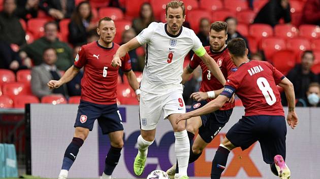 Anglický útočník Harry Kane se probíjí českou obranou v utkání mezi Anglií a Českem.