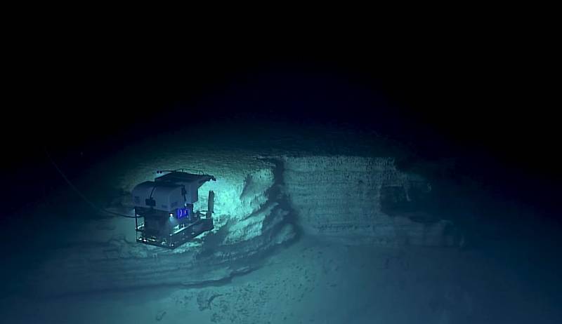 Robot se potopil až do hloubky kolem čtyř kilometrů pod hladinou - obdobné té, v jaké spočívá například Titanic