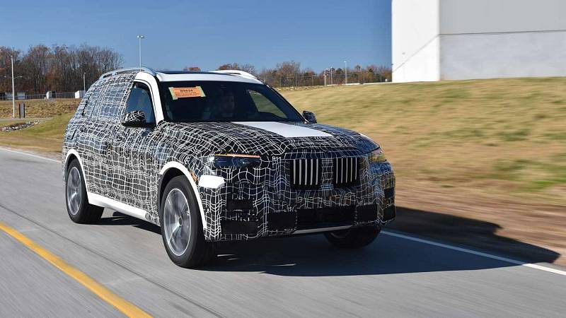 Maskovaný prototyp nového BMW X7.