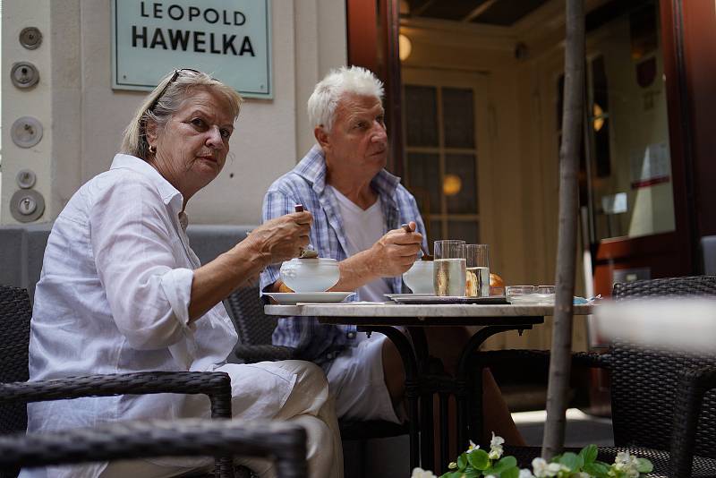 Vídeňská kavárenská kultura je už deset let na seznamu světového dědictví UNESCO. Na návštěvě v legendárním podniku Café Hawelka. Rodina majitelů má kořeny v Brně.
