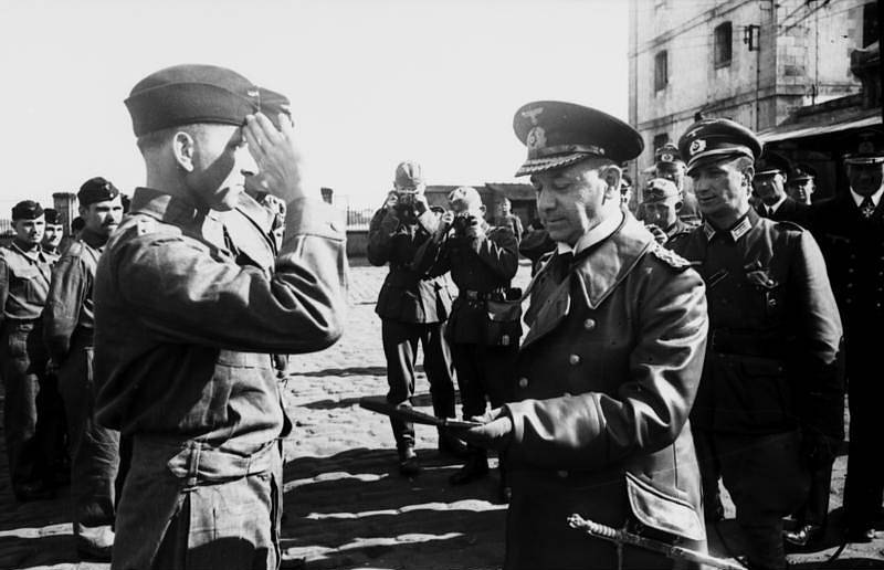 Velkoadmirál Erich Raeder v roce 1940 s Ottou Kretschmerem (vlevo), nejúspěšnějším velitelem německých ponorek