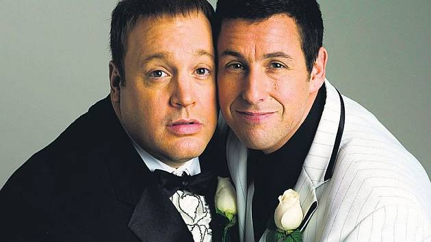 Larry (Kevin James) si vzal Chucka (Adam Sandler) jenom kvůli pojistce, to ale neznamená, že ho nemá rád.