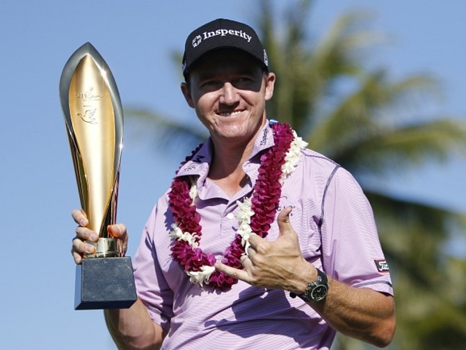 Golfista Jimmy Walker s trofejí pro vítěze turnaje v Honolulu.
