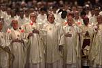 Velikonoční vigilie v Bazilice svatého Petra ve Vatikánu, na snímku kardinálové se svícemi