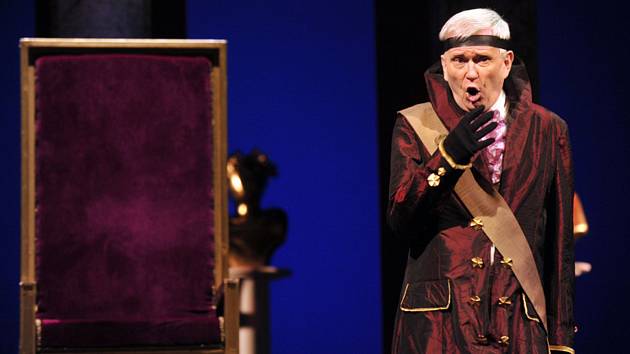 Herec Viktor Vrabec v roli krále na zkoušce dramatu Život je sen, 28. dubna 2011 v plzeňském Divadle J. K. Tyla. Viktor Vrabec zemřel 2. ledna 2022 ve věku 80 let.