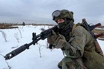 Ruský voják během cvičení v Bělorusku 19. února 2022 (na snímku z videa ruského ministerstva obrany).