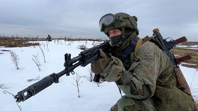 Ruský voják během cvičení v Bělorusku 19. února 2022 (na snímku z videa ruského ministerstva obrany).