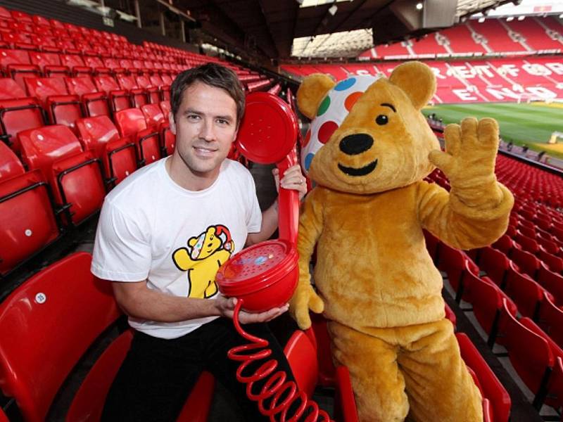 Fotbalista Manchesteru United Michael Owen na stadionu Old Trafford v rámci charitativní akce.