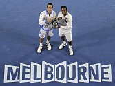 Radek Štěpánek (vlevo) a Leander Paes s trofejí pro vítěze Australian Open.