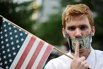 Protestující na Wall Street v USA proti sociální nerovnosti a chamtivosti velkých firem. 