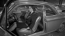 Chevrolet Corvair Monza, modelový rok 1961, a instalace bezpečnostního pásu.
