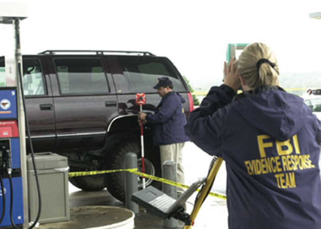 Agenti FBI vyšetřují v roce 2002 na jednom z míst, kde se střílelo