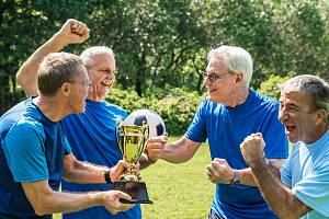 V pravidlech je dáno, že fotbal v chůzi mohou hrát  lidé od šedesáti let, muži i ženy, tedy ročník 1962 a starší.