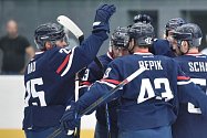 Hokejisté Slovanu Bratislava se radují z gólu.