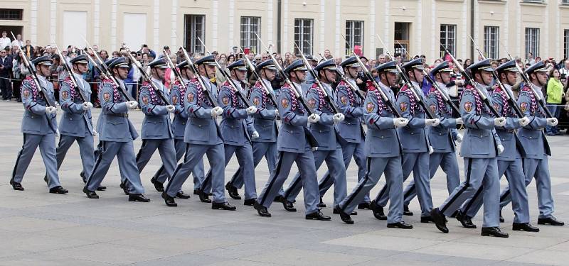 Návštěva kasáren Hradní stráže a ceremoniál v Den ozbrojených sil.