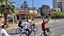Kyperští Turci se na kolech projíždí po nových silnicích ve Varoše, kdysi nejkrásnějším letovisku. Vláda Kypru s otevíráním Varoši Turky nesouhlasí