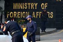 Pákistánští policisté stojí 18. ledna 2024 na stráži před ministerstvem zahraničních věcí v Islámábádu. Pákistán uvedl, že provedl údery proti cílům militantů v Íránu poté, co Teherán začátkem tohoto týdne zahájil útoky na pákistánské území.