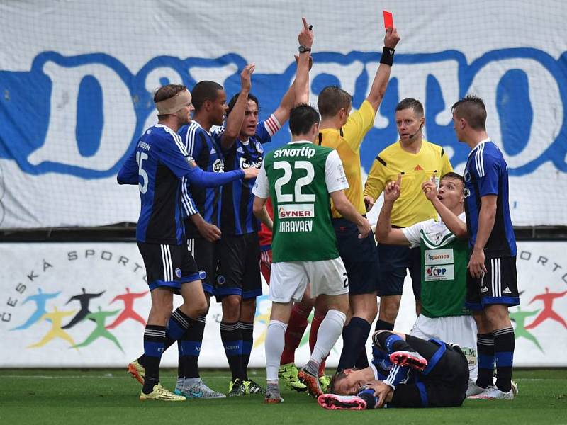 Jeden z klíčových momentů úvodního zápasu 3. předkola Evropské ligy Jablonec vs. FC Kodaň: útočník Stanislav Tecl (v zeleném na zemi) dostal červenou kartu za hloupý faul v rohu hřiště.