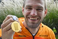 Skifař Ondřej Synek se zlatou medailí z mistrovství světa.