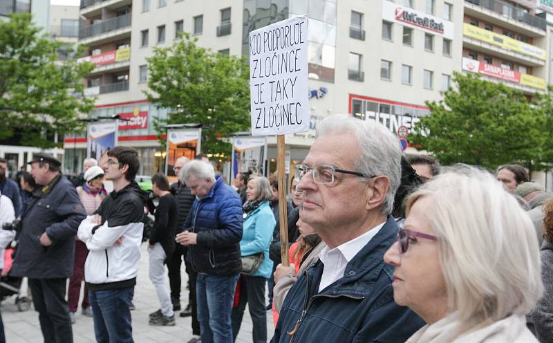 V Pardubicích na třídě Míru lidé demonstrovali za nezávislou justici. Požadují demisi ministryně Benešové.