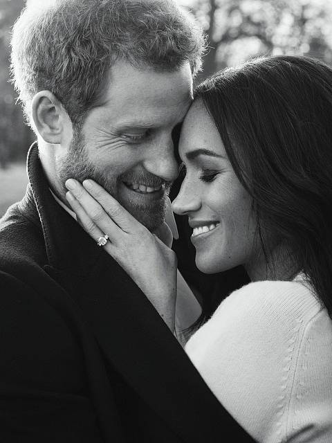 Britský princ Harry a Meghan Markleová pózují  na oficiálních snímcích poprvé od oznámení zásnub.