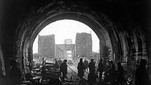 Američtí vojáci v tunelu v hoře Erpel krátce po dobytí mostu 11. března 1945