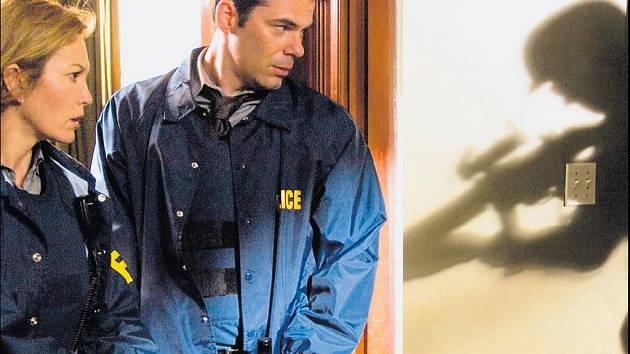 AKCE. Diane Laneová a Colin Hanks jako agenti FBI při zásahu.