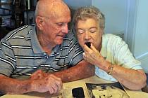 Ann a Ken Fredericksovi z Floridy se brali 19. srpna 1955. Šedesátileté výročí svatby oslavili jako každý rok: pojedli kousek svého původního svatebního dortu z červeného ovoce
