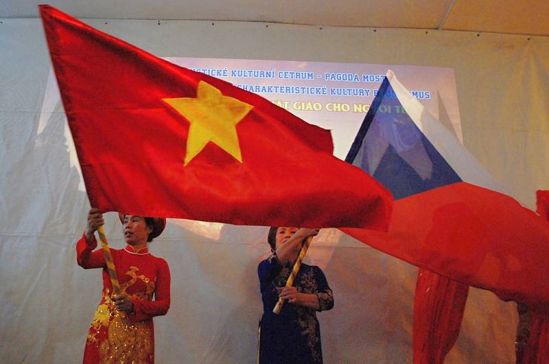 KULTURA A TRADICE. Zástupci vietnamské menšiny představili loni zájemcům svou kulturu, tradice, zvyky a náboženství při setkání v Buddhistickém kulturním centru Pagoda v Mostě.
