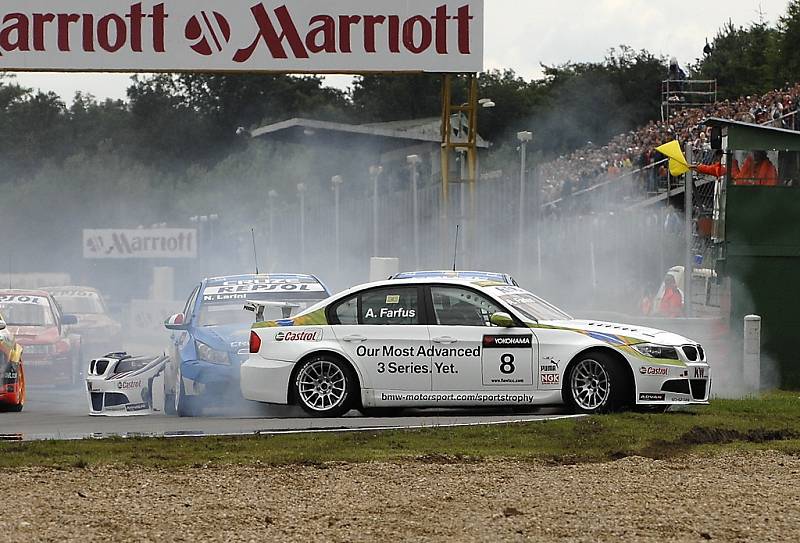 MS cestovních vozů (WTCC) v Brně - v první jízdě se hned na startu dostal do potíží Augusto Farfus v BMW.