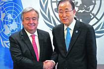 HODNĚ ŠTĚSTÍ. Budoucí generální tajemník OSN António Guterres (vlevo) přijímá gratulaci úřadujícího šéfa organizace Pan Ki-muna. 