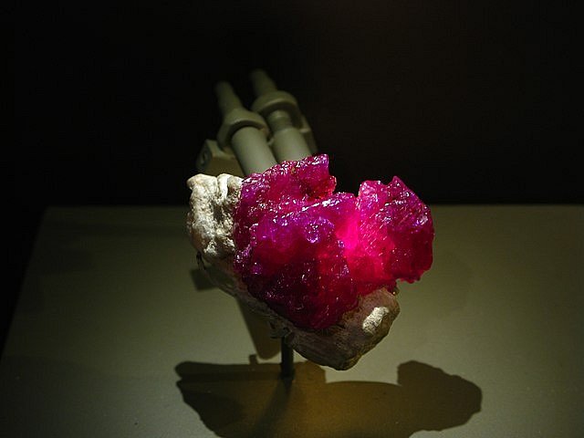 Přírodní rubín, neboli červeně zbarvená drahokamová odrůda minerálu korund, zde uvnitř barmského bílého mramoru