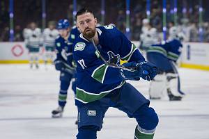 Český obránce Filip Hronek ve službách Vancouveru Canucks.