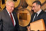 Láhev dvaasedmdesátileté brandy dostal prezident Miloš Zeman při návštěvě likérky Ararat v arménské metropoli Jerevanu.