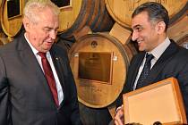 Láhev dvaasedmdesátileté brandy dostal prezident Miloš Zeman při dnešní návštěvě likérky Ararat v arménské metropoli Jerevanu.