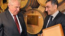 Láhev dvaasedmdesátileté brandy dostal prezident Miloš Zeman při návštěvě likérky Ararat v arménské metropoli Jerevanu.