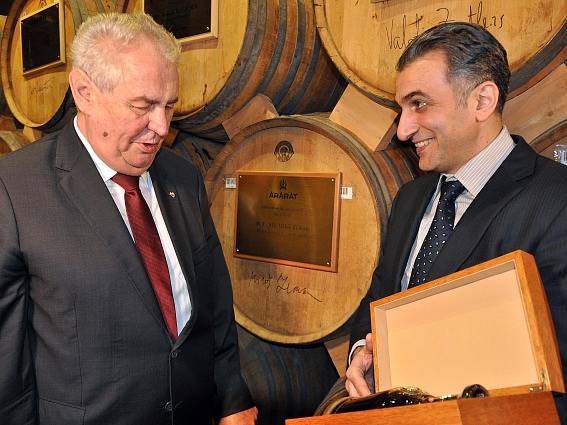 Láhev dvaasedmdesátileté brandy dostal prezident Miloš Zeman při návštěvě likérky Ararat v arménské metropoli Jerevanu.