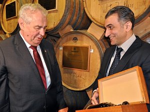 Láhev dvaasedmdesátileté brandy dostal prezident Miloš Zeman při dnešní návštěvě likérky Ararat v arménské metropoli Jerevanu.