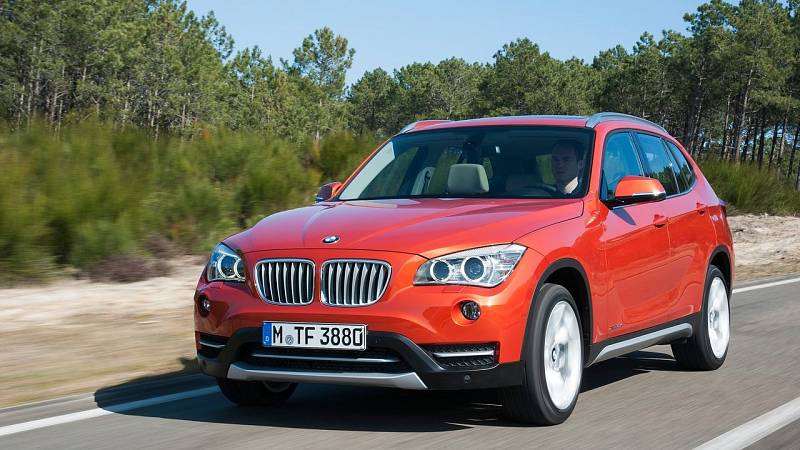 Stáří 6-7 let: 3. BMW X1. Ve věkové skupině, kde je průměr závad u všech modelů 15,7 %, má předešlá generace kompaktního SUV z Mnichova problém jen u 8,8 % případů. Jedinou vyčnívající poruchou potom bývá elektrická parkovací brzda.