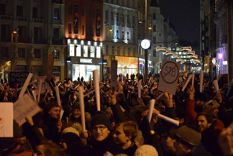 Tisíce lidí protestovali na náměstí Svobody v Brně proti takzvané mlátičce Zdeňkovi Ondráčkovi.