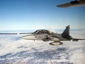 Poprvé v historii český vojenský pilot stíhačky Jas-39 Gripen tankoval za letu